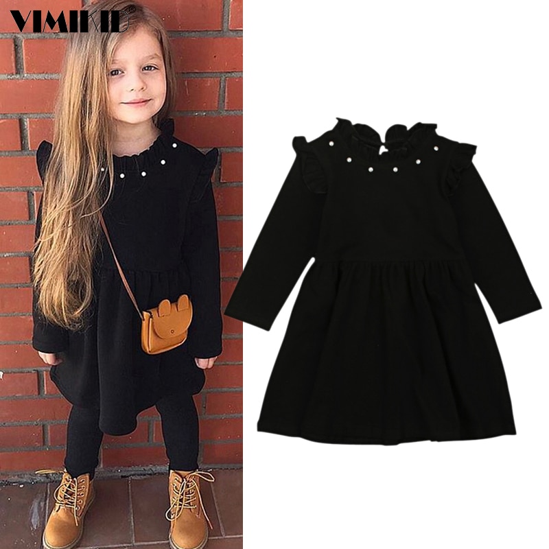 Niños vestidos de negro sale